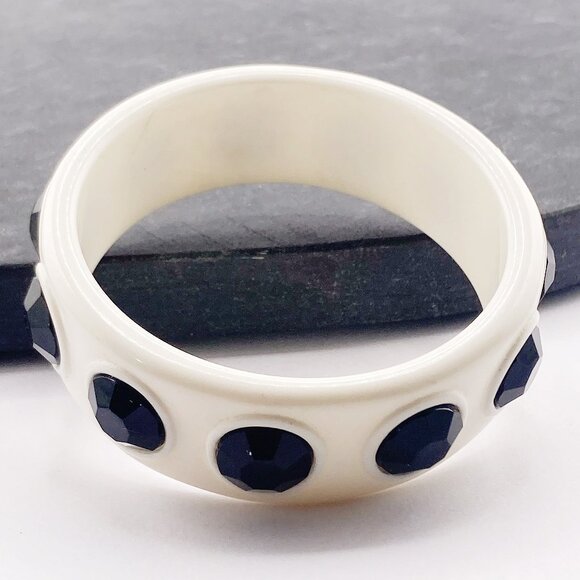 VINTAGE Black and white studded plastic bangle bracelet ~ 1950s 1960s jewelry - Picture 9 of 11
